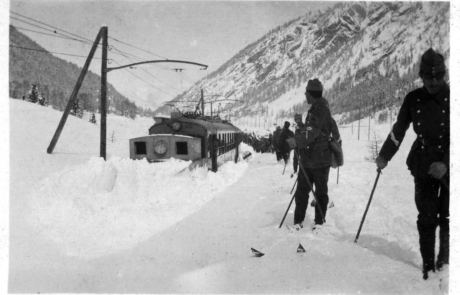 Ferrovia ostruita dalla neve