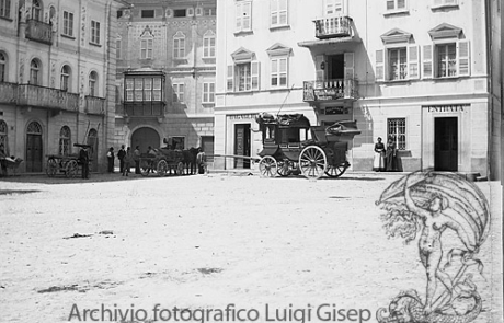 Carri e carrozza in piazza Poschiavo
