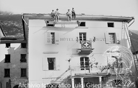 Operai sul tetto dell’Hotel Badrutt