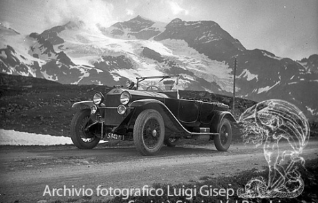 Automobile sul passo del Bernina