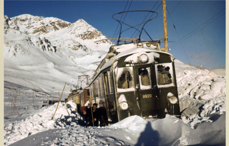 Treno imprigionato nella neve